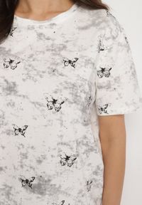 Born2be - Biały T-shirt Bawełniany w Print w Motylki Tenorea. Kolor: biały. Materiał: bawełna. Wzór: nadruk. Styl: klasyczny #7