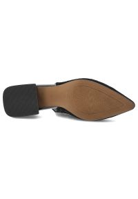 Czółenka damskie S.Barski, cholewka ze skóry naturalnej spiczasty nosek i geometryczny obcas, czarne, CR61-3004. Okazja: na spotkanie biznesowe. Zapięcie: pasek. Kolor: czarny. Szerokość cholewki: normalna. Wzór: geometria. Materiał: skóra. Obcas: na obcasie. Styl: elegancki, biznesowy, klasyczny. Wysokość obcasa: średni #3