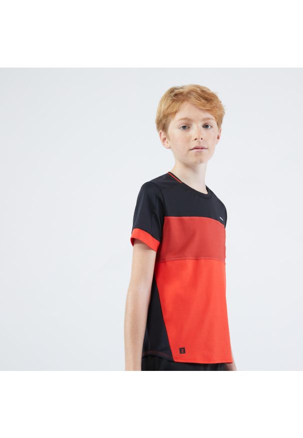 ARTENGO - Koszulka tenisowa dla chłopców Artengo Dry TTS 500. Kolor: wielokolorowy, czarny, czerwony. Materiał: materiał, poliester, elastan. Sport: tenis
