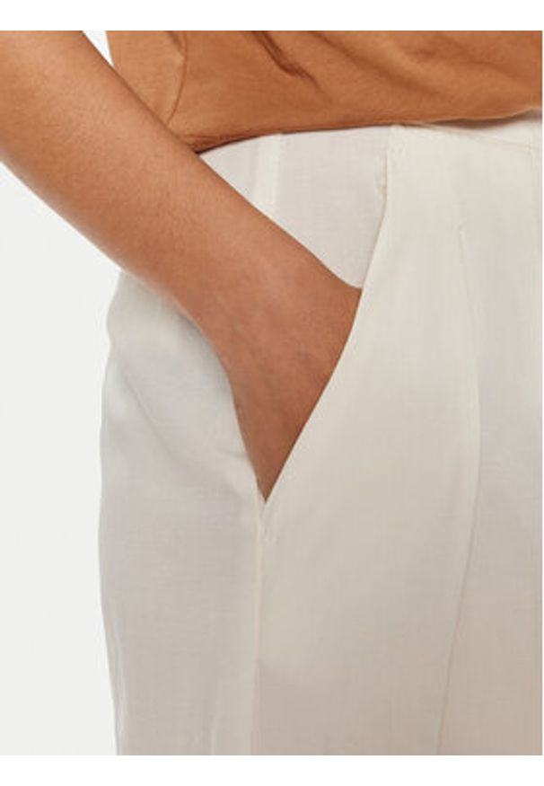 ViCOLO Bermudy TB1568 Écru Regular Fit. Materiał: wiskoza