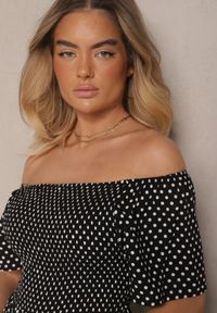 Renee - Czarna Bawełniana Sukienka o Rozkloszowanym Kroju Zdobiona Printem w Groszki Lisanovia. Okazja: na co dzień. Kolor: czarny. Materiał: bawełna. Długość rękawa: krótki rękaw. Wzór: aplikacja, nadruk, grochy. Typ sukienki: proste, rozkloszowane. Styl: casual, elegancki #3