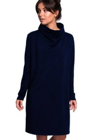 Sukienki.shop - Sukienka dresowa oversize trapezowa z wysokim kołnierzem granatowa. Okazja: na co dzień. Kolor: niebieski. Materiał: dresówka. Długość rękawa: długi rękaw. Typ sukienki: oversize, trapezowe. Styl: casual