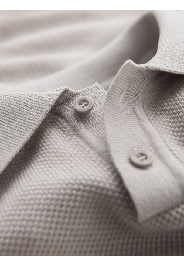 Ombre Clothing - Męska bawełniana koszulka polo ze strukturalnej dzianiny – beżowa V6. Okazja: do pracy, na co dzień. Typ kołnierza: polo. Kolor: beżowy. Materiał: bawełna, dzianina. Długość: krótkie. Styl: casual, elegancki