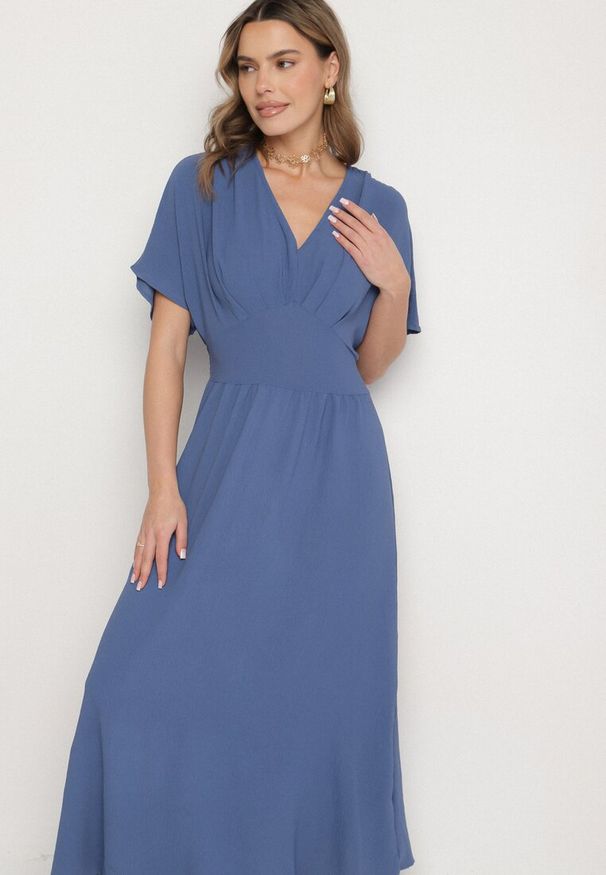 Born2be - Granatowa Rozkloszowana Sukienka z Gumką w Talii i Dekoltem w Serek Iffara. Okazja: na spotkanie biznesowe, do pracy, na co dzień. Typ kołnierza: dekolt w serek. Kolor: niebieski. Styl: casual, biznesowy