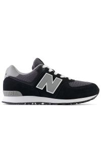 Buty New Balance GC574TWE – czarne. Okazja: na co dzień, na uczelnię. Kolor: czarny. Materiał: guma, syntetyk, materiał. Szerokość cholewki: normalna. Model: New Balance 574. Sport: turystyka piesza