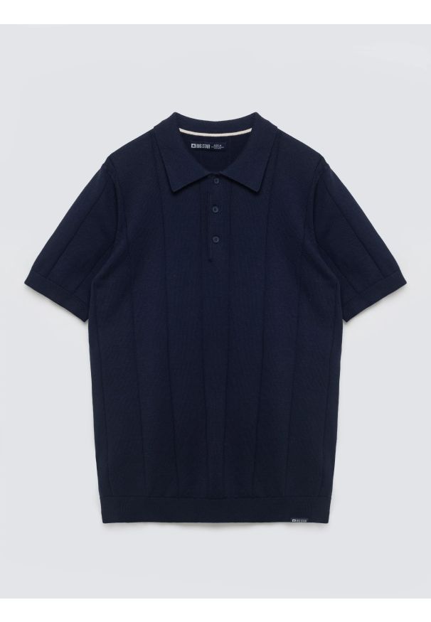 Big-Star - Sweter męski polo z krótkim rękawem granatowy Matison 403. Okazja: na co dzień. Typ kołnierza: polo. Kolor: niebieski. Materiał: dzianina, denim, materiał, bawełna. Długość rękawa: krótki rękaw. Długość: krótkie. Wzór: prążki, ze splotem. Styl: casual, klasyczny