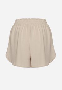 Born2be - Beżowe Luźne Szorty z Wysokim Stanem Mevindrae. Okazja: na co dzień. Stan: podwyższony. Kolor: beżowy. Styl: klasyczny, casual, elegancki