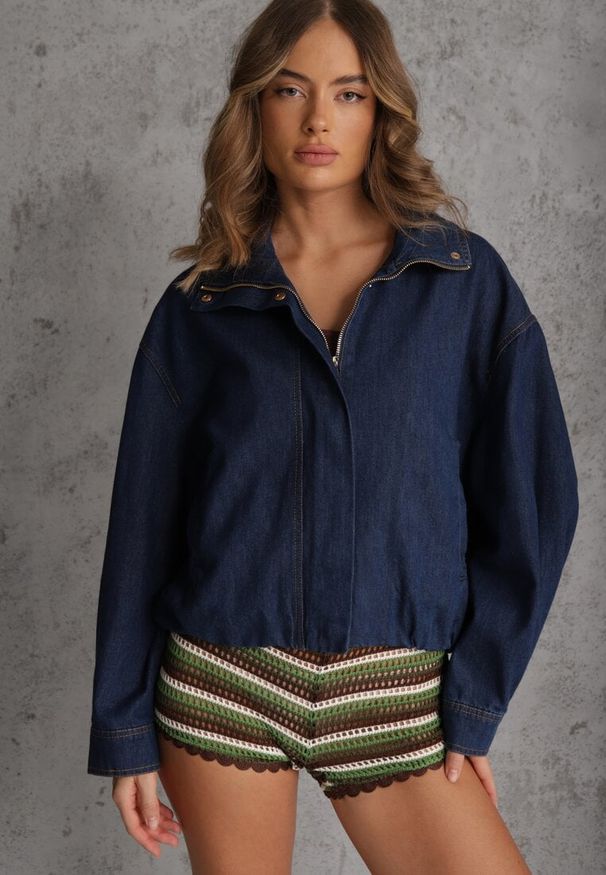 Renee - Niebieska Przejściowa Kurtka Jeansowa Balloon z Bawełny z Kołnierzykiem Abijena. Kolor: niebieski. Materiał: bawełna, jeans. Wzór: koronka. Styl: elegancki, wizytowy