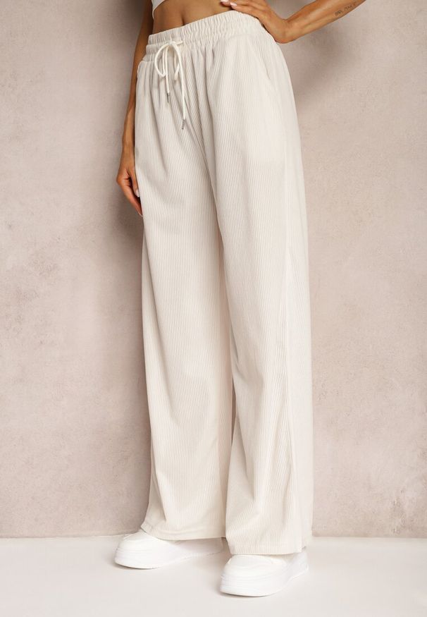 Renee - Jasnobeżowe Szerokie Spodnie o Prążkowanym Kroju z Gumką w Pasie Jovulla. Okazja: na spacer, na co dzień. Kolor: beżowy. Materiał: prążkowany. Sezon: lato. Styl: casual