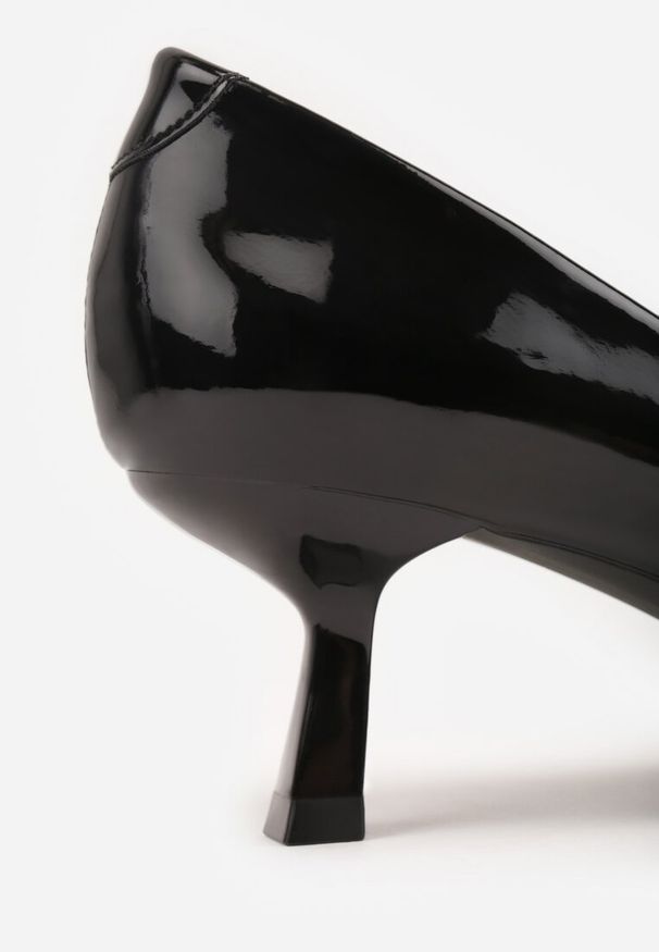 Renee - Czarne Czółenka Lakierowane na Kaczuszce z Trójkątną Ozdobą Omenra. Okazja: do pracy, na spotkanie biznesowe. Kolor: czarny. Materiał: lakier. Wzór: aplikacja. Obcas: na szpilce. Styl: biznesowy. Wysokość obcasa: niski