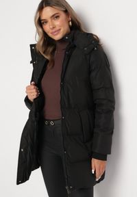 Born2be - Czarna Pikowana Kurtka przed Kolano z Kapturem Aralandra. Typ kołnierza: kaptur. Kolor: czarny. Styl: klasyczny #3
