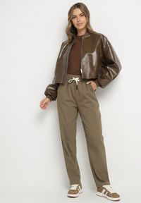Born2be - Ciemnozielone Spodnie Bawełniane w Stylu Mom Fit ze Sznurkiem Adenelle. Okazja: na co dzień. Kolor: zielony. Materiał: bawełna. Styl: casual