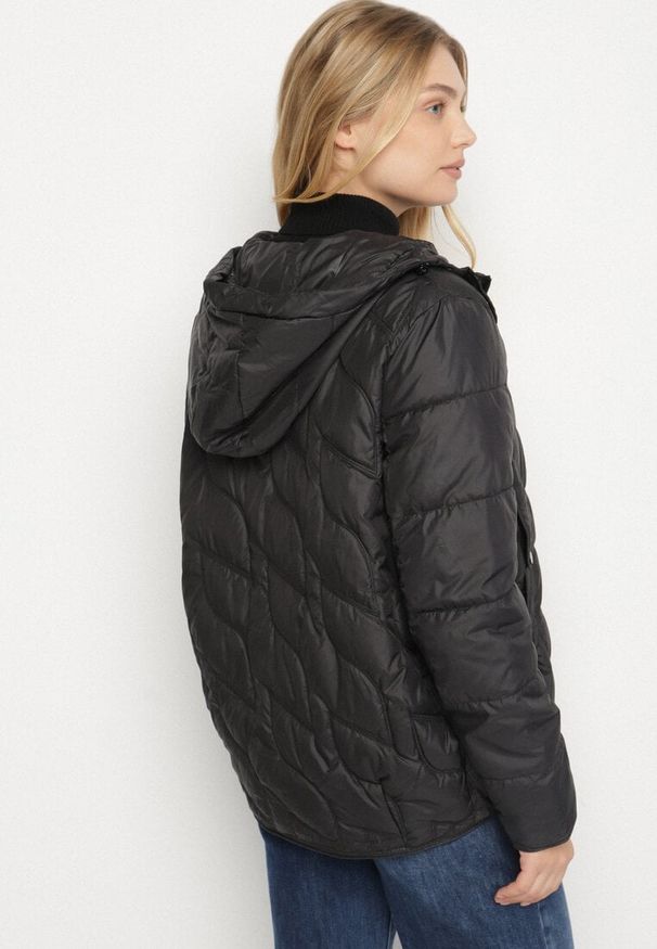 Born2be - Czarna Pikowana Kurtka Przejściowa o Klasycznym Kroju z Kapturem Tavitte. Okazja: na spacer, na co dzień. Typ kołnierza: kaptur. Kolekcja: plus size. Kolor: czarny. Materiał: poliester, jeans. Wzór: aplikacja. Styl: klasyczny