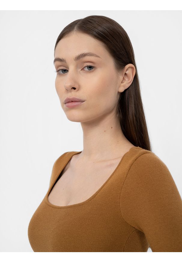 4f - 4F Longsleeve crop-top slim gładki damski S. Okazja: na co dzień. Kolor: brązowy. Materiał: dzianina, materiał, wiskoza. Długość rękawa: długi rękaw. Wzór: gładki. Styl: casual