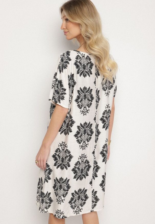 Born2be - Czarna Pudełkowa Sukienka z Wiskozy Ozdobiona Geometrycznym Wzorem Emilavie. Okazja: na co dzień. Typ kołnierza: dekolt w kształcie V. Kolor: czarny. Materiał: wiskoza. Wzór: geometria, aplikacja. Typ sukienki: proste. Styl: elegancki, casual, klasyczny