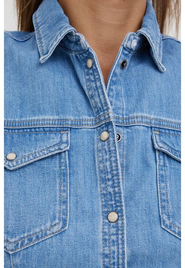 Pepe Jeans koszula jeansowa damska regular z kołnierzykiem klasycznym. Okazja: na co dzień. Typ kołnierza: kołnierzyk klasyczny. Kolor: niebieski. Materiał: denim, tkanina. Długość rękawa: krótki rękaw. Długość: krótkie. Styl: klasyczny