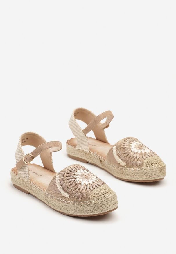 Born2be - Ciemnobeżowe Sandały Espadryle z Odkrytą Piętą Zdobione Plecionką Morianis. Okazja: na co dzień, na spacer. Zapięcie: pasek. Kolor: beżowy. Wzór: aplikacja. Sezon: lato. Obcas: na obcasie. Styl: casual, elegancki. Wysokość obcasa: niski