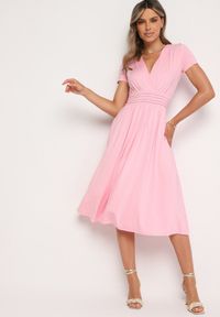 Born2be - Różowa Taliowana Sukienka z Dekoltem na Zakładkę Quimadea. Okazja: na spotkanie biznesowe. Kolor: różowy. Materiał: materiał. Wzór: aplikacja. Styl: elegancki, biznesowy