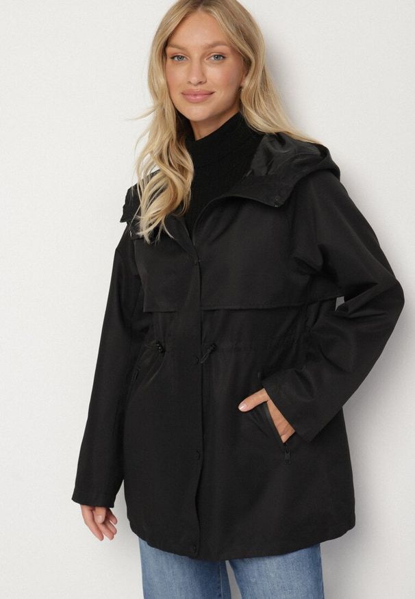 Born2be - Czarna Klasyczna Kurtka Parka z Kapturem i Ściągaczem w Pasie Cinelle. Okazja: na co dzień. Typ kołnierza: kaptur. Kolor: czarny. Materiał: jeans, skóra. Styl: klasyczny