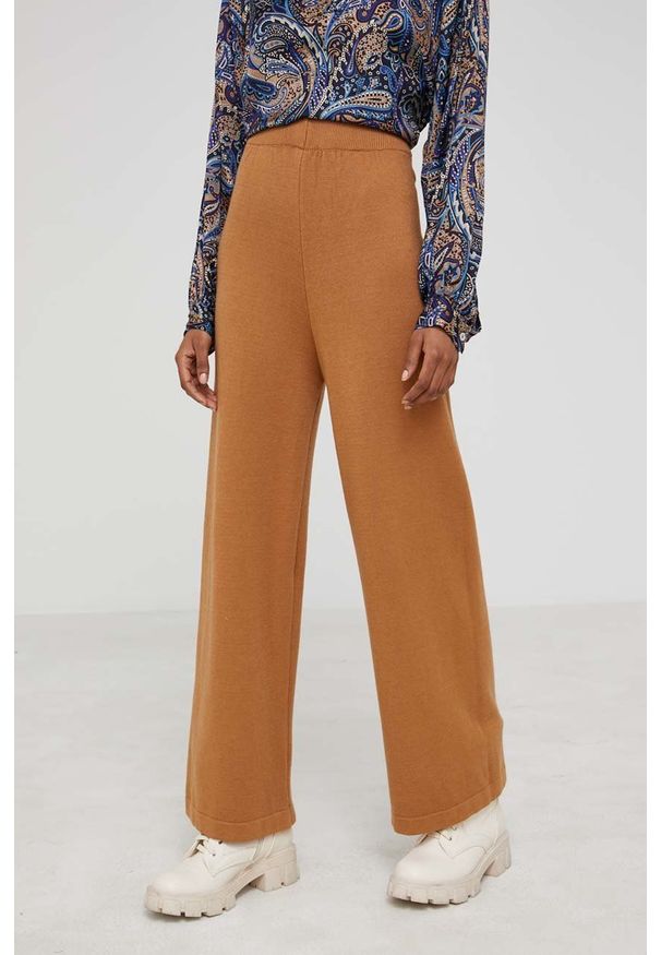 Answear Lab spodnie damskie kolor brązowy gładkie. Kolor: brązowy. Materiał: dzianina. Wzór: gładki