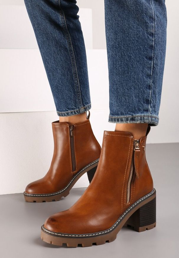 Born2be - Brązowe Botki na Obcasie Ozdobione Suwakiem Lerinea. Wysokość cholewki: za kostkę. Kolor: brązowy. Szerokość cholewki: normalna. Wzór: aplikacja. Sezon: zima, jesień. Obcas: na obcasie. Styl: boho. Wysokość obcasa: średni