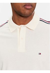 TOMMY HILFIGER - Tommy Hilfiger Polo Global Stripe MW0MW33591 Beżowy Regular Fit. Typ kołnierza: polo. Kolor: beżowy. Materiał: bawełna #4