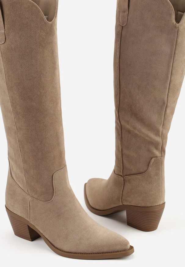 Renee - Ciemnobeżowe Kozaki z Imitacji Zamszu o Fasonie Kowbojek na Niskim Stożku Anuvitta. Okazja: na co dzień. Kolor: beżowy. Materiał: zamsz. Obcas: na stożku. Styl: casual. Wysokość obcasa: średni