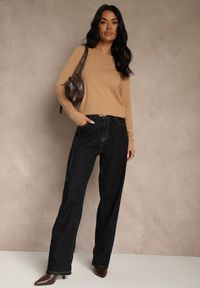 Renee - Ciemnobeżowy Gładki Sweter w Minimalistycznym Stylu Tevra. Okazja: na co dzień. Kolor: beżowy. Materiał: jeans. Wzór: gładki. Styl: klasyczny, casual #4