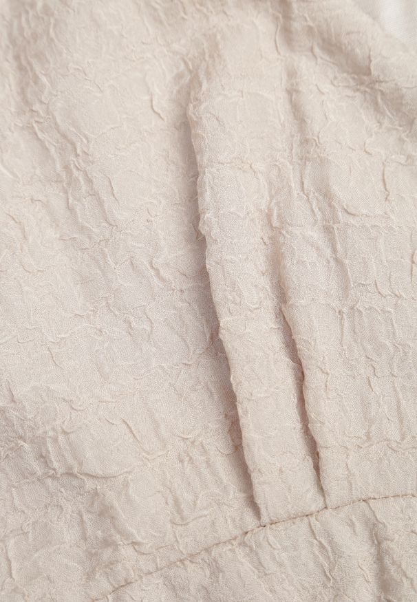 Renee - Beżowa Sukienka Bez Rękawów z Falbanką i Koronką na Dole Divina. Kolor: beżowy. Materiał: koronka. Długość rękawa: bez rękawów. Wzór: koronka. Typ sukienki: rozkloszowane