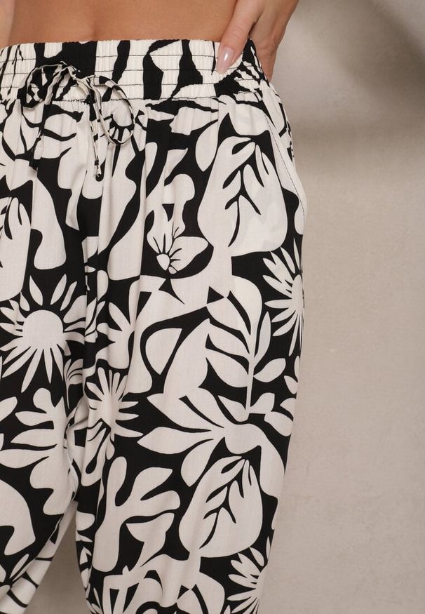 Renee - Czarne Spodnie z Wiskozy High Waist w Kwiatowy Wzór Niliannea. Okazja: na co dzień. Stan: podwyższony. Kolor: czarny. Materiał: wiskoza. Wzór: kwiaty. Styl: elegancki, casual