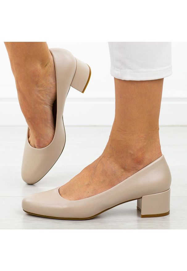 Cieliste czółenka damskie na obcasie Sergio Leone Pb291. Okazja: na co dzień, na spotkanie biznesowe, do pracy, na imprezę. Nosek buta: okrągły. Zapięcie: bez zapięcia. Materiał: skóra. Sezon: wiosna, lato. Obcas: na obcasie. Styl: casual, biznesowy, elegancki, klasyczny. Wysokość obcasa: niski