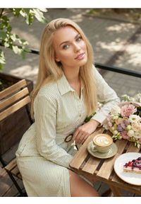 Sinsay - Koszulowa sukienka midi z paskiem - wielobarwny. Typ sukienki: koszulowe. Długość: midi #1