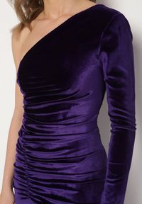 Born2be - Fioletowa Welurowa Sukienka o Asymetrycznym Kroju z Rozcięciem i Marszczeniem Folinda. Okazja: na ślub cywilny, na wesele, na imprezę. Kolor: fioletowy. Materiał: welur. Długość rękawa: długi rękaw. Typ sukienki: asymetryczne. Styl: elegancki #4