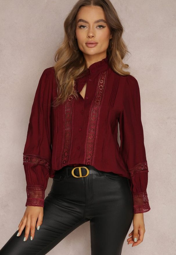 Renee - Bordowa Koszula ze Stójką i Koronką Phaeninca. Okazja: na co dzień. Typ kołnierza: kołnierzyk stójkowy. Kolor: czerwony. Materiał: koronka. Wzór: koronka. Styl: casual, elegancki
