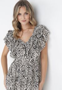 Born2be - Czarna Rozkloszowana Sukienka Maxi z Ozdobnym Dekoltem i Gumką w Talii z Wiskozy Adyni. Typ kołnierza: kołnierz z falbankami. Kolor: czarny. Materiał: wiskoza. Długość rękawa: bez rękawów. Długość: maxi #3