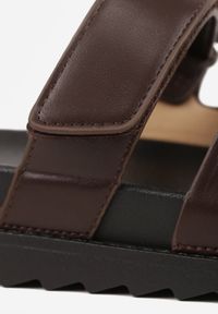 Renee - Ciemnobrązowe Klapki na Platformie z Geometrycznymi Paskami Neorith. Okazja: na co dzień. Kolor: brązowy. Materiał: jeans. Wzór: geometria. Obcas: na platformie. Styl: casual #4