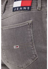 Tommy Jeans jeansy damskie high waist. Stan: podwyższony. Kolor: szary