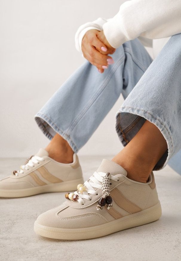 Renee - Beżowe Sneakersy Typu Tenisówki Ozdobione Koralikami Daemeli. Kolor: beżowy. Materiał: jeans. Wzór: aplikacja. Sezon: lato