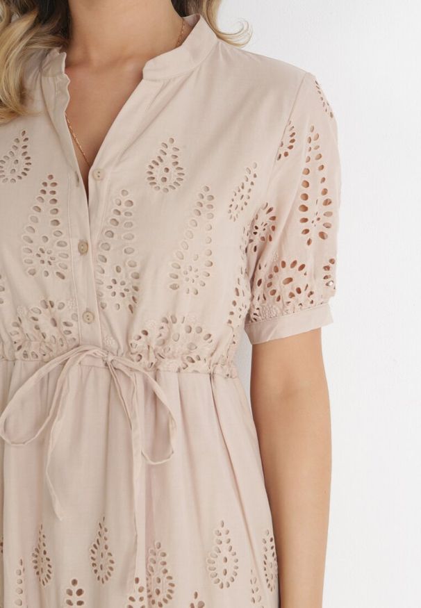 Born2be - Beżowa Haftowana Sukienka Maxi ze Ściągaczem w Talii Erlina. Kolor: beżowy. Materiał: tkanina. Wzór: haft. Sezon: lato. Długość: maxi