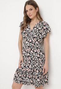 Born2be - Czarno-Beżowa Sukienka z Wiskozy w Kwiatowy Wzór z Kopertowym Dekoltem Avafia. Kolor: czarny. Materiał: wiskoza. Wzór: kwiaty. Sezon: lato. Typ sukienki: kopertowe #1