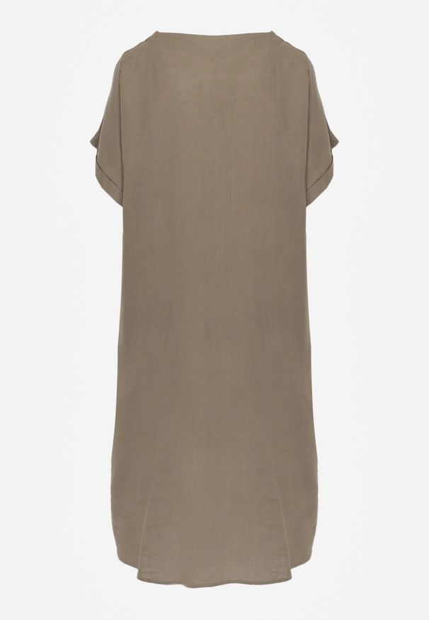 Renee - Ciemnobeżowa Sukienka o Pudełkowym Kroju z Lnem i Wiskozą Zdobiona Guzikiem Mezynore. Kolekcja: plus size. Kolor: beżowy. Materiał: wiskoza, len. Wzór: aplikacja. Typ sukienki: dla puszystych. Styl: boho, wakacyjny