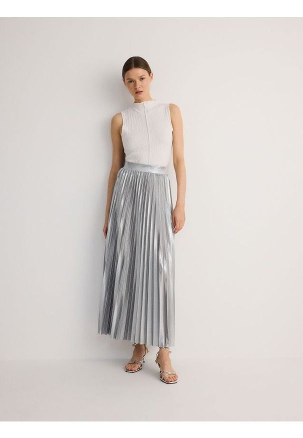 Reserved - Metalizowana spódnica midi z plisowaniem - srebrny. Kolor: srebrny. Materiał: dzianina