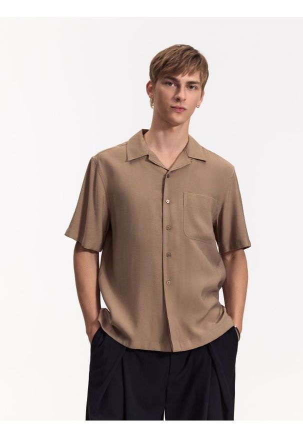 Reserved - Koszula boxy fit z krótkim rękawem - beżowy. Kolor: beżowy. Materiał: wiskoza. Długość rękawa: krótki rękaw. Długość: krótkie