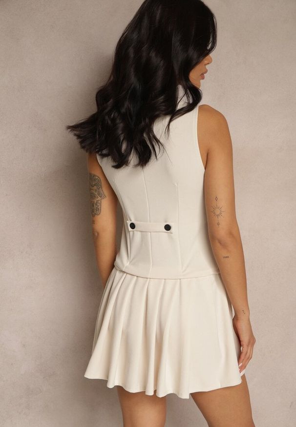 Renee - Jasnobeżowa Sukienka Dół Rozkloszowany Góra w Stylu Kamizelki Evinorae. Okazja: na imprezę. Kolor: beżowy. Typ sukienki: rozkloszowane. Styl: klasyczny