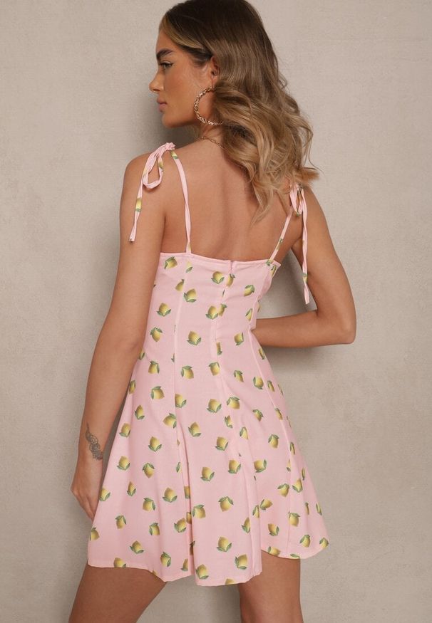 Renee - Różowa Sukienka na Cienkich Wiązanych Ramiączkach w Cytrynowy Print Efrinira. Okazja: na spacer. Kolor: różowy. Długość rękawa: na ramiączkach. Wzór: nadruk. Sezon: lato. Styl: elegancki