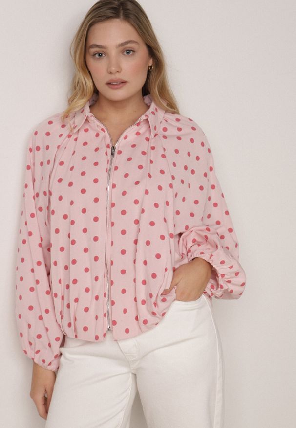 Born2be - Różowa Bluza w Groszki z Wiskozą o Nietoperzowym Kroju z Kołnierzykiem Rayo. Okazja: na co dzień, do pracy. Kolor: różowy. Materiał: wiskoza. Wzór: grochy. Styl: casual, elegancki, retro