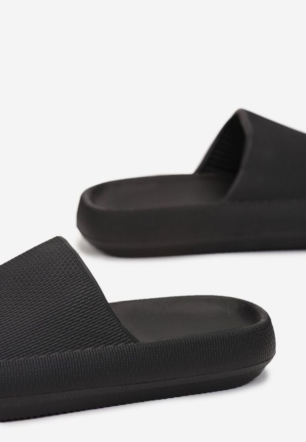 Renee - Czarne Piankowe Klapki w Stylu Basic Oreithano. Okazja: na plażę. Kolor: czarny. Sezon: lato. Obcas: na płaskiej podeszwie. Styl: elegancki