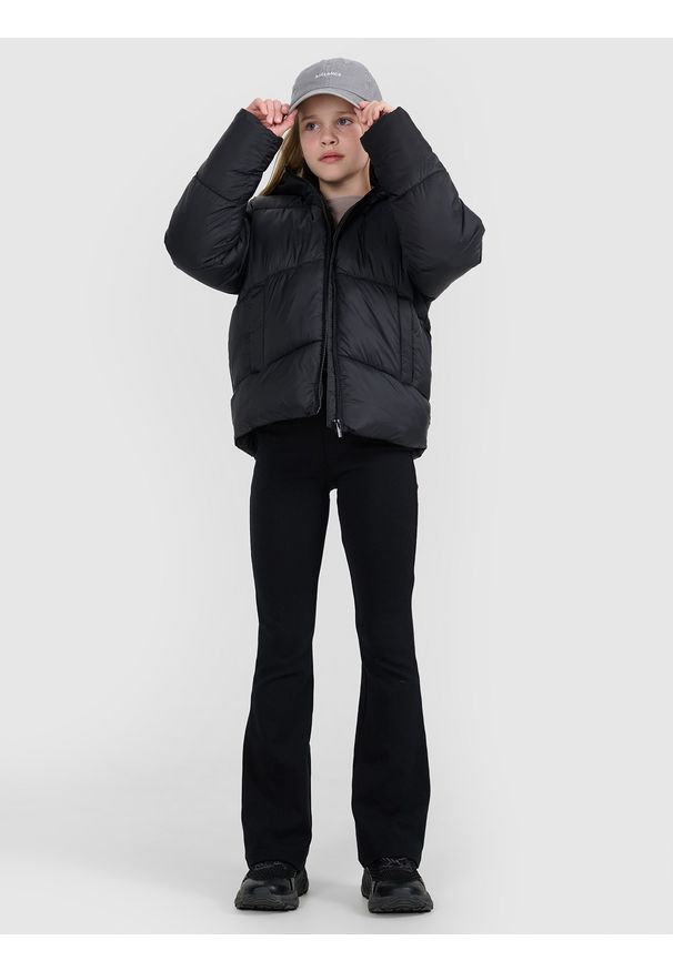 4f - 4F Kurtka puchowa z wypełnieniem syntetycznym dziewczęca - czarna 128 (7-8 lat). Okazja: na co dzień. Typ kołnierza: kołnierzyk stójkowy, kaptur. Kolor: czarny. Materiał: puch, syntetyk. Długość: długie. Sezon: lato. Styl: casual, elegancki, sportowy, klasyczny
