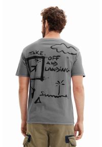 Desigual t-shirt bawełniany kolor czarny z nadrukiem. Okazja: na co dzień. Kolor: szary. Materiał: bawełna. Długość rękawa: krótki rękaw. Długość: krótkie. Wzór: nadruk. Styl: casual, klasyczny #2
