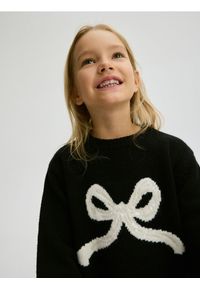 Reserved - Sweter z aplikacją - czarny. Kolor: czarny. Materiał: dzianina. Wzór: aplikacja #1
